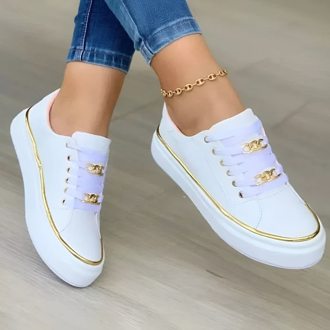 Basket femme blanche à lacets avec détail chaîne dorée, vue portée