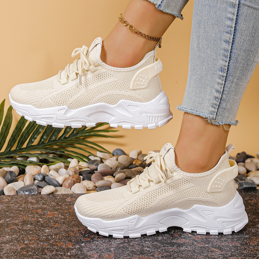 Basket orthopédique femme beige à lacets avec semelle ergonomique, vue portée