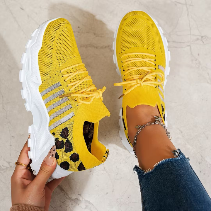 Basket orthopédique femme jaune à lacets avec semelle ergonomique, vue portée
