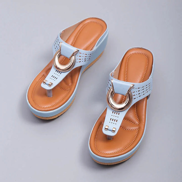 Sandales femme compensées avec anneau d’orteil et boucle