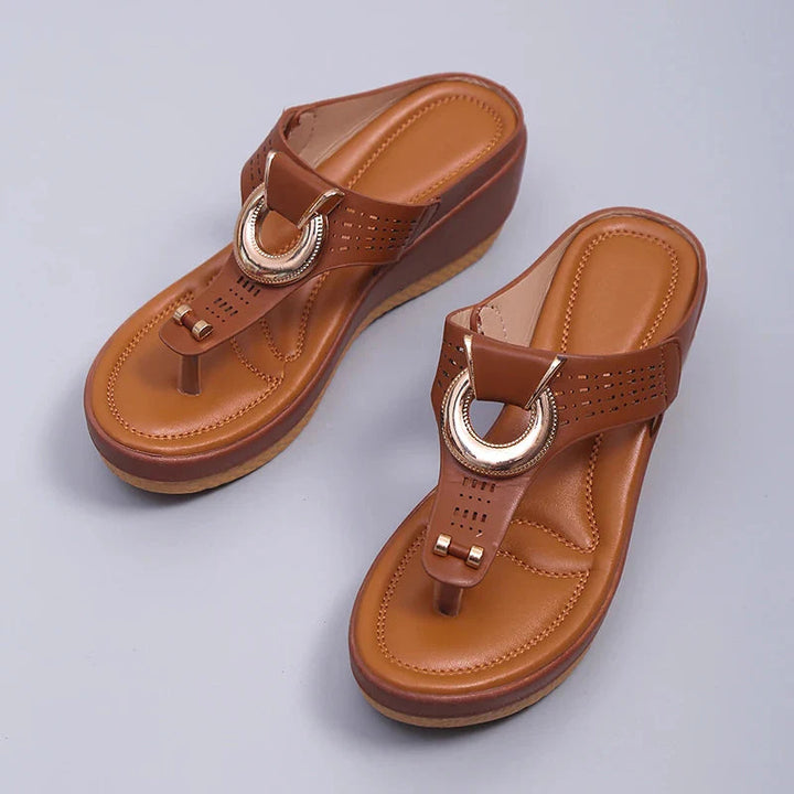 Sandales femme compensées avec anneau d’orteil et boucle