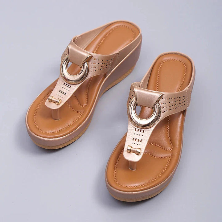 Sandales femme compensées avec anneau d’orteil et boucle
