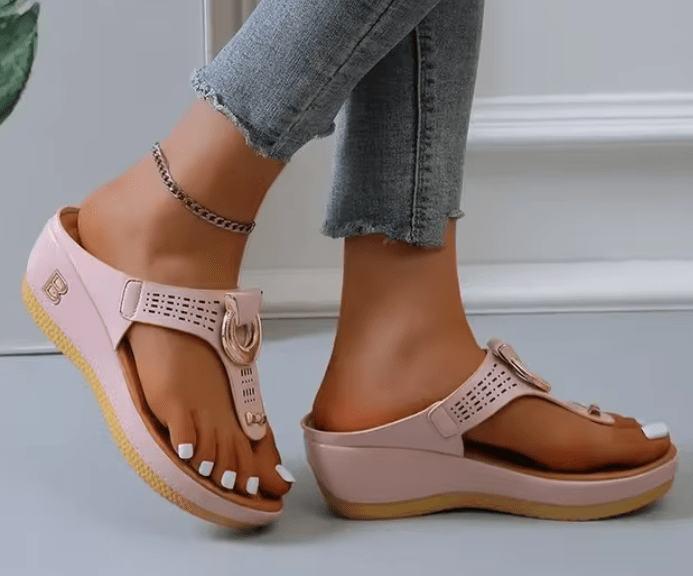 Sandales femme compensées avec anneau d’orteil et boucle