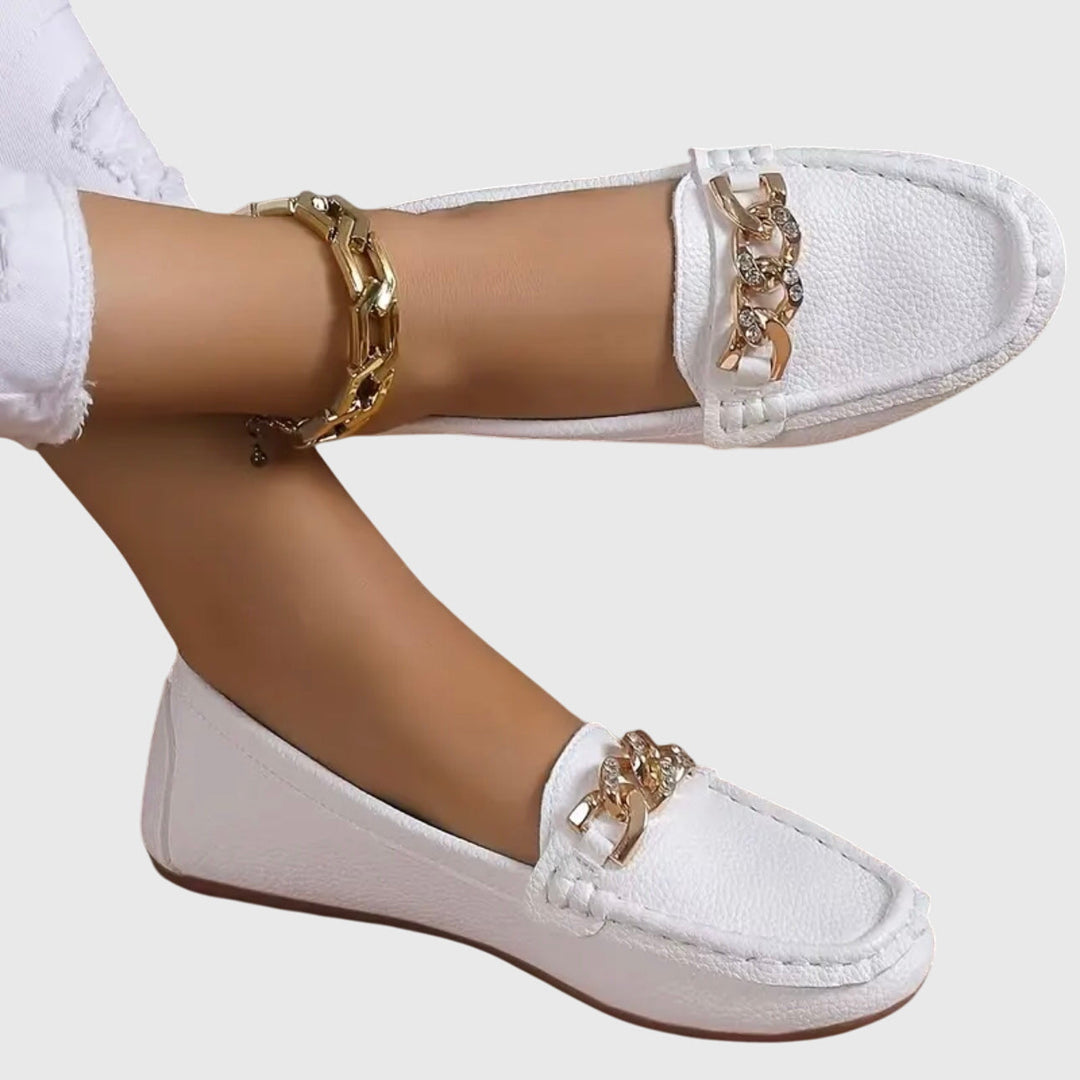 Mocassin femme blanc à enfiler avec détail chaîne dorée, vue de profil