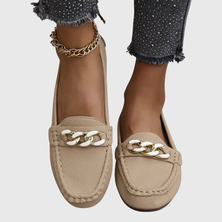 Mocassin femme beige à enfiler, vue de profil