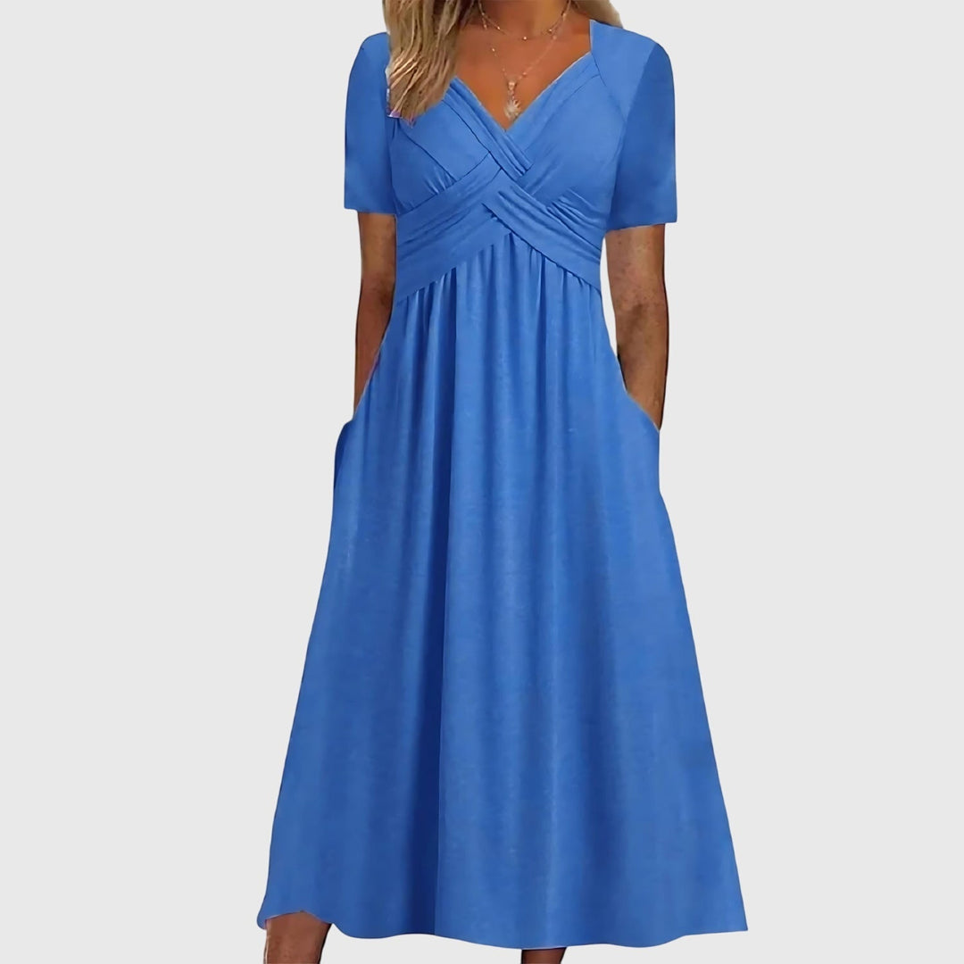 Robe midi femme bleue avec encolure croisée et manches courtes, vue de face